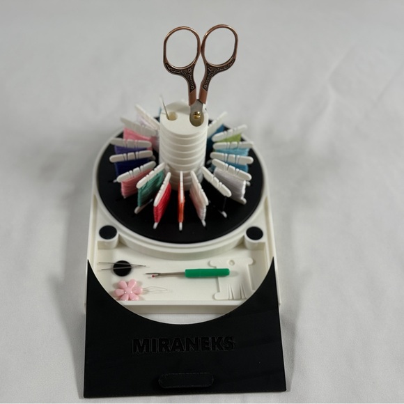 Multi-Color Thread Organizer with Scissors - Picture 4 of 8